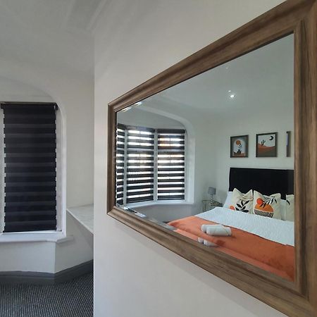Only Family Groups - Pets Stay For Free - Sleeps 8 - Sofabed Blackpool Exterior foto