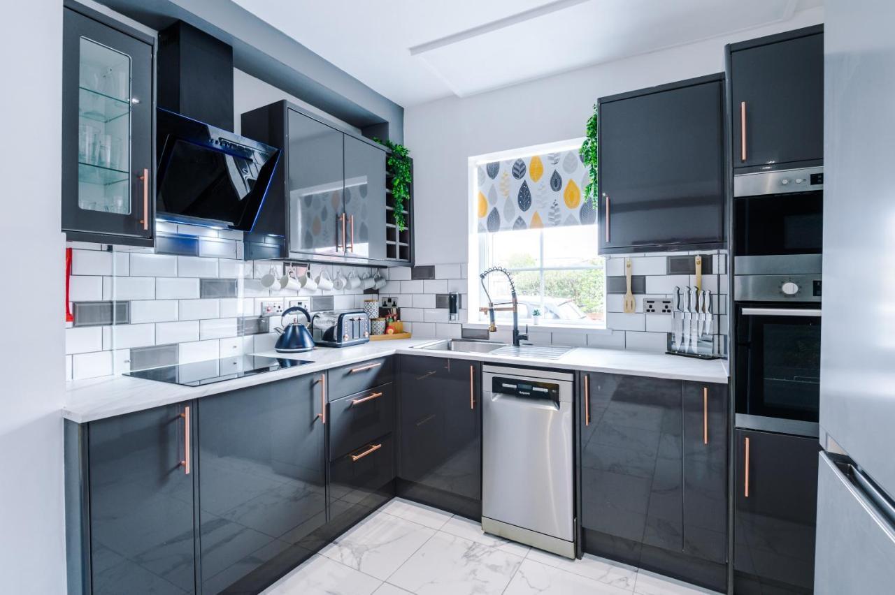 Only Family Groups - Pets Stay For Free - Sleeps 8 - Sofabed Blackpool Exterior foto