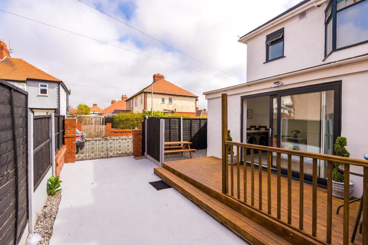 Only Family Groups - Pets Stay For Free - Sleeps 8 - Sofabed Blackpool Exterior foto