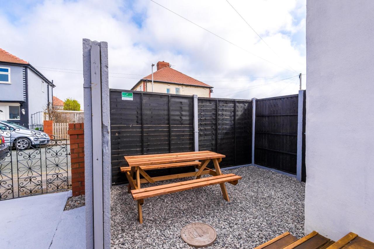 Only Family Groups - Pets Stay For Free - Sleeps 8 - Sofabed Blackpool Exterior foto