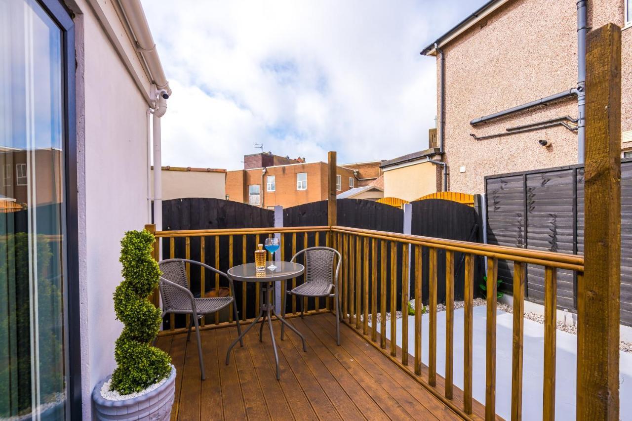 Only Family Groups - Pets Stay For Free - Sleeps 8 - Sofabed Blackpool Exterior foto