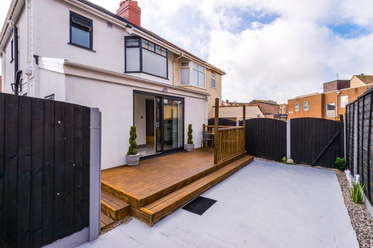 Only Family Groups - Pets Stay For Free - Sleeps 8 - Sofabed Blackpool Exterior foto