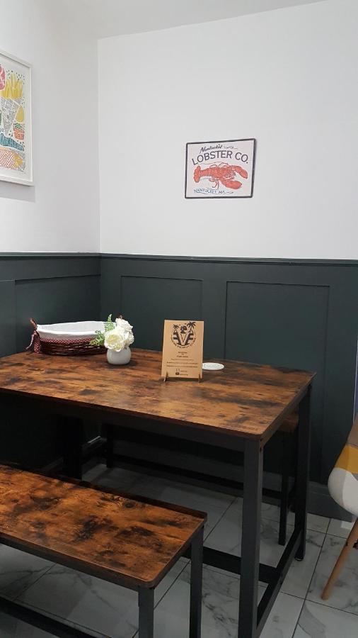 Only Family Groups - Pets Stay For Free - Sleeps 8 - Sofabed Blackpool Exterior foto